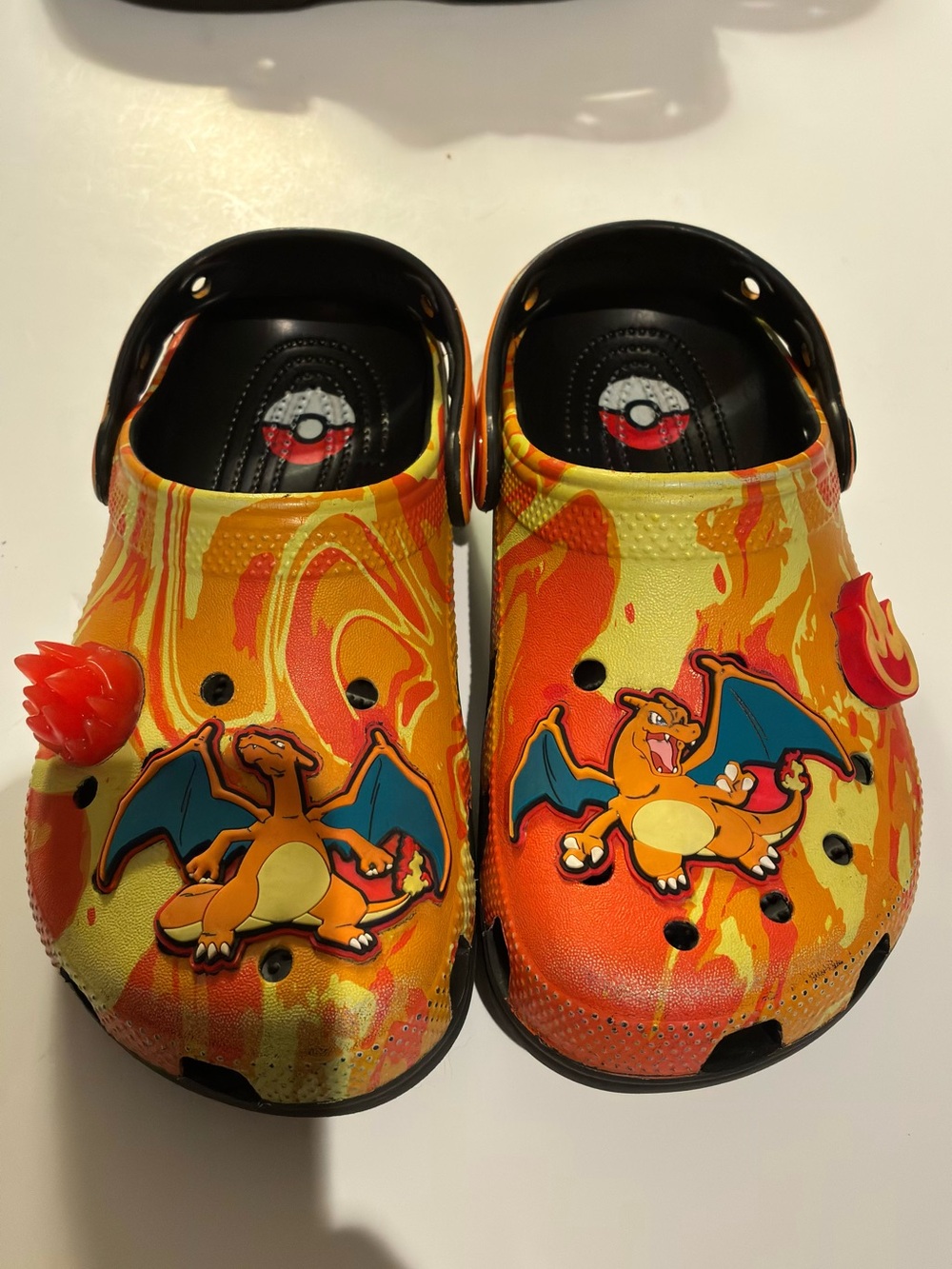 CROCS Pokémon Charizard Clog-Lights Blink Kids size J3